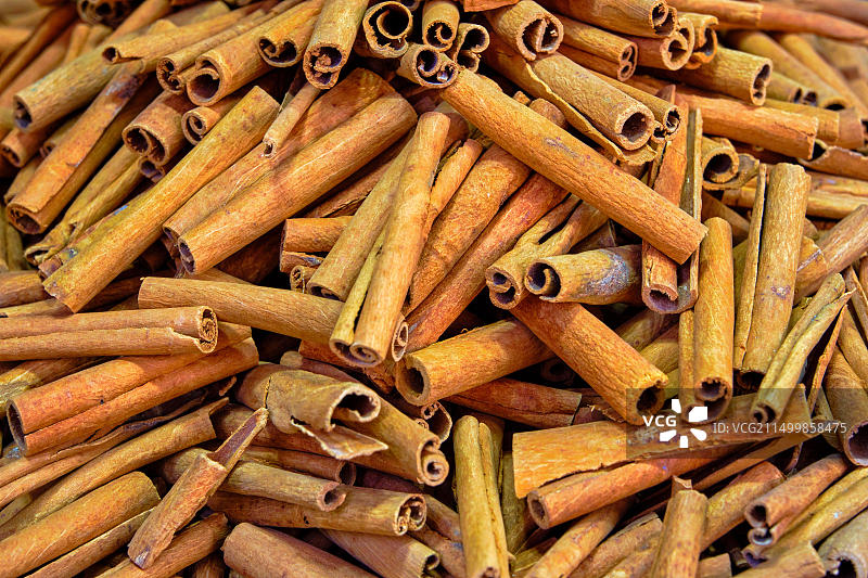 印度旧德里：月光集市热闹的香料和干果市场，肉桂图片素材