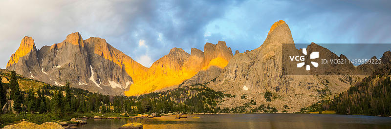 美国怀俄明州肖肖尼国家森林公园日出景象图片素材