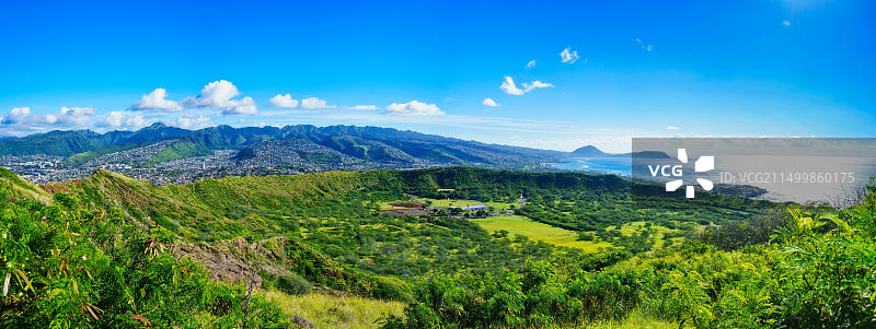 美国瓦胡岛钻石山火山口内全景，远处可见可可角和卡哈拉图片素材