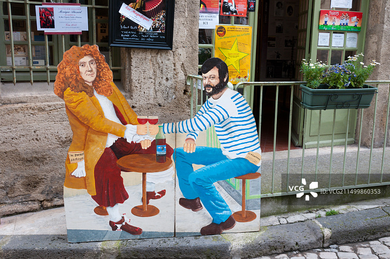 佩泽纳斯波比·拉普安特博物馆外的纸板模型：歌手与莫里哀对饮图片素材