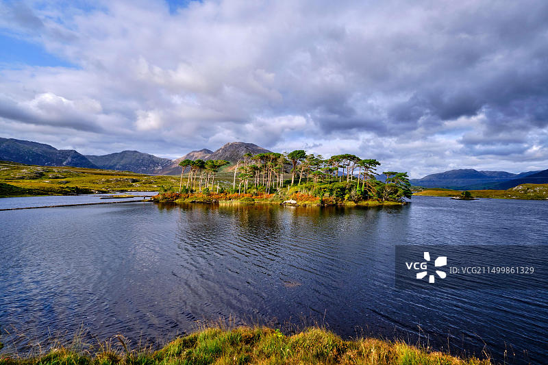 爱尔兰共和国戈尔韦郡康尼马拉国家公园德里克莱尔湖岛屿和十二宾山图片素材