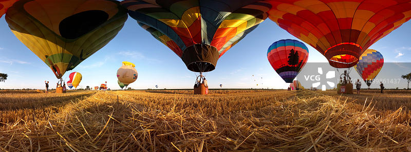 加拿大魁北克省圣让河畔里舍利厄的热气球图片素材