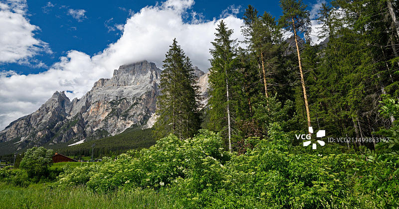 意大利圣维托迪卡多雷雄伟山景图片素材