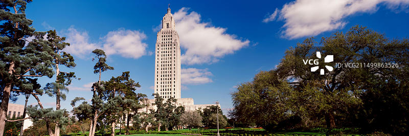 低角度拍摄的路易斯安那州议会大厦，位于美国路易斯安那州巴吞鲁日图片素材