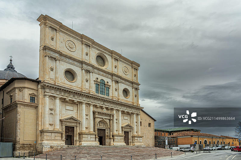 意大利阿布鲁佐拉奎拉的圣贝纳迪诺 da Siena 大教堂外墙图片素材