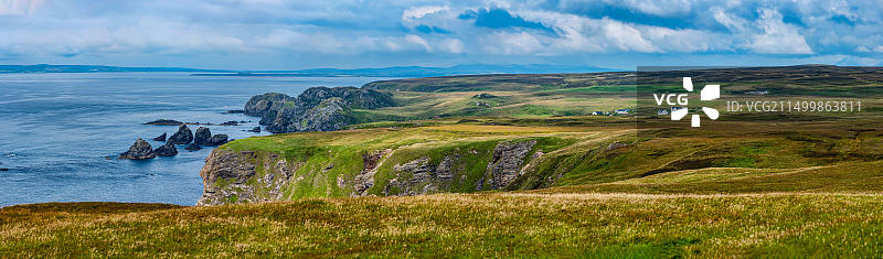 英国苏格兰艾莱岛海岸线上的丘陵图片素材