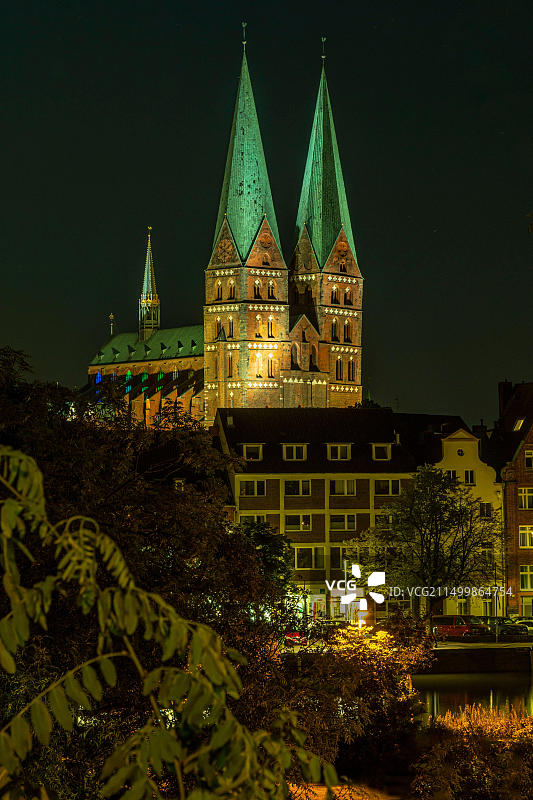 德国吕贝克圣母教堂与传统房屋夜景图片素材