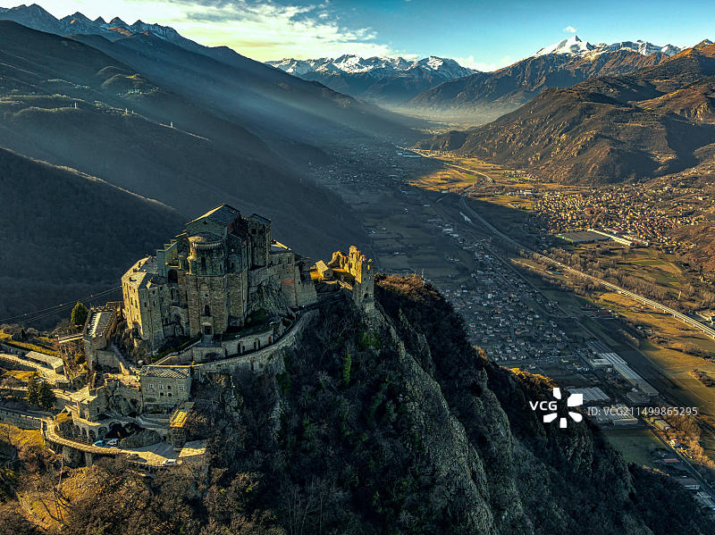 意大利圣米歇尔修道院航拍，位于皮尔基里亚诺山顶，俯瞰苏萨谷入口。图片素材