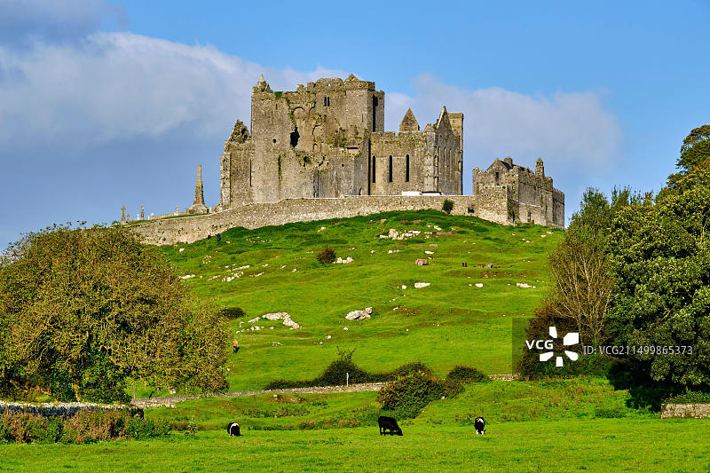 爱尔兰共和国蒂珀雷里郡卡舍尔岩上的废弃修道院图片素材