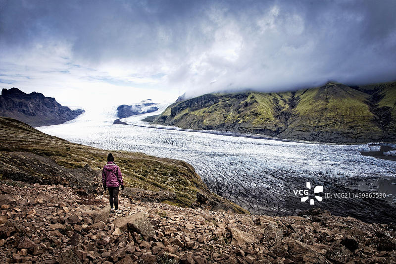游客在冰岛瓦特纳冰川国家公园欣赏斯卡夫塔费尔冰川图片素材