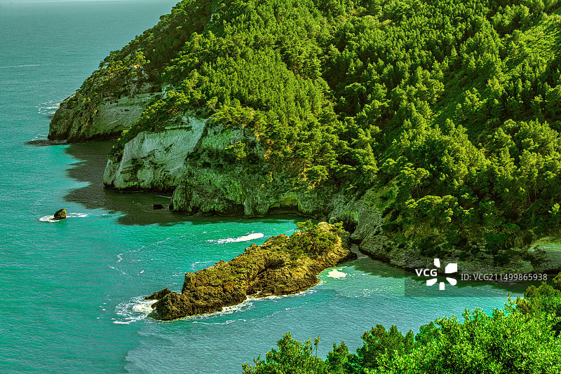 意大利普利亚加尔加诺半岛的波尔图格雷科湾和悬崖风光图片素材