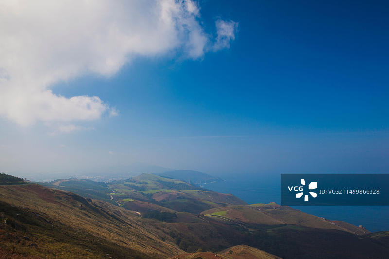 从西班牙巴斯克地区吉普斯夸省洪达里比亚的Jaizkibel路看到的比斯开湾鸟瞰图图片素材