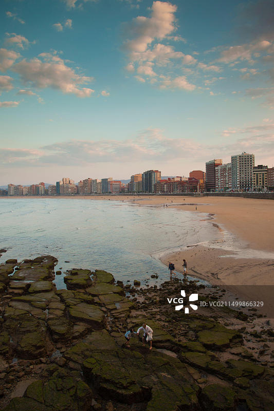 西班牙阿斯图里亚斯省希洪圣洛伦索海滩的游客图片素材