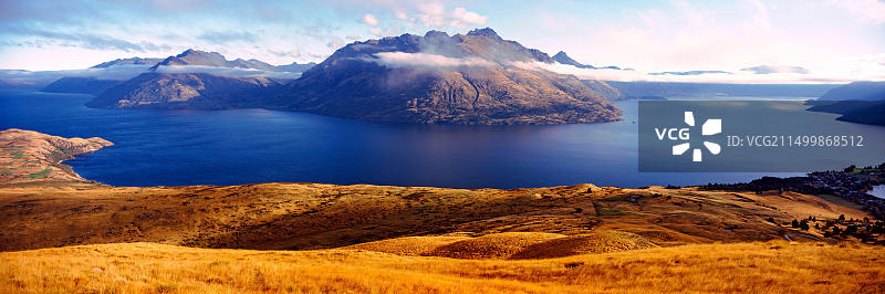 从鹿园高地眺望塞西尔峰和沃尔特峰，瓦卡蒂普湖，新西兰南岛图片素材