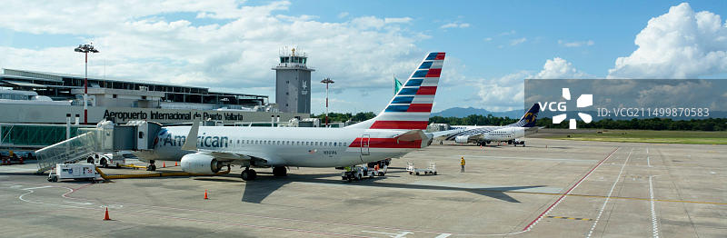 墨西哥哈利斯科州巴亚尔塔港机场的飞机景观图片素材