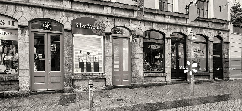 戈尔韦郡戈尔韦市的店面和人行道景观图片素材