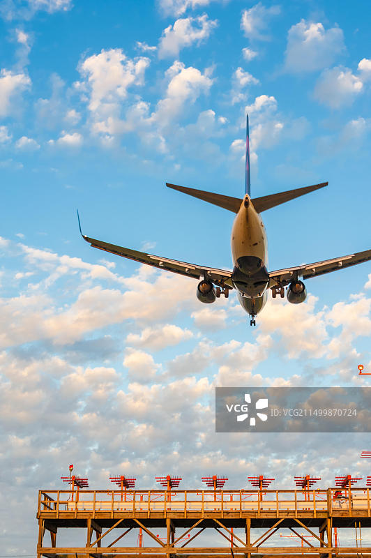 达美航空喷气式飞机在亚特兰大哈茨菲尔德-杰克逊亚特兰大国际机场降落（美国佐治亚州）图片素材