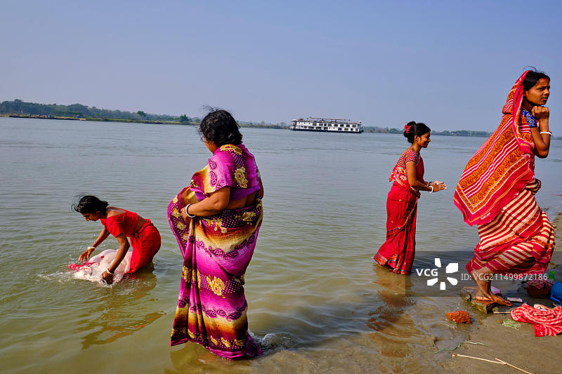 印度西孟加拉邦：恒河支流胡格利河的沐浴仪式图片素材