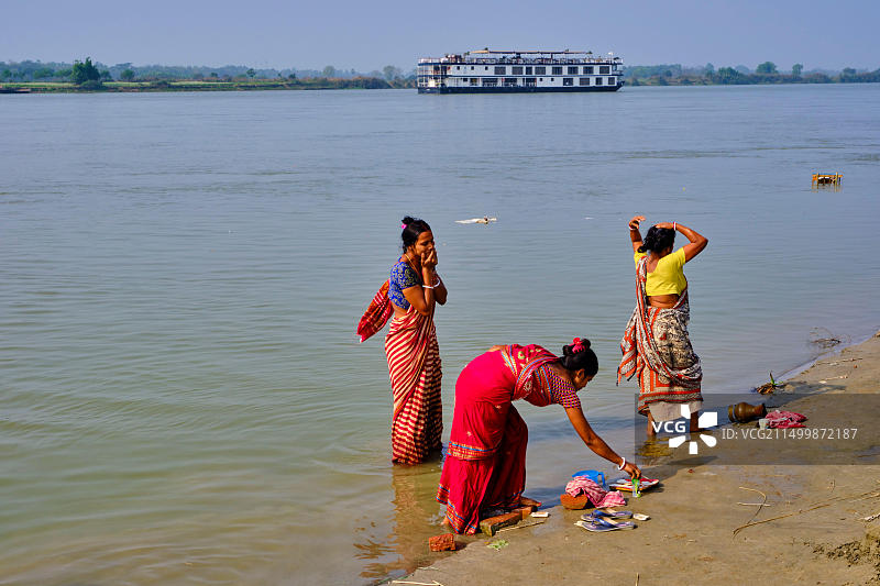 印度西孟加拉邦：恒河支流胡格利河的沐浴仪式图片素材