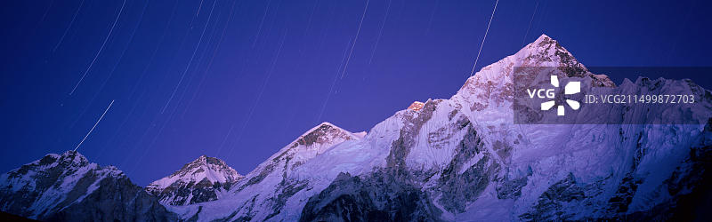 珠穆朗玛峰大本营，坤布，尼泊尔，努子峰和珠穆朗玛峰雪山上空的星迹图片素材