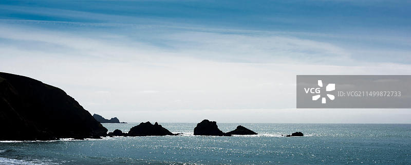 美国加利福尼亚州圣马特奥县太平洋岸边太平洋中的岩层地貌图片素材
