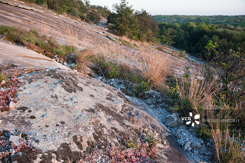 日落时分的石 Mountain，徒步者可欣赏自然美景和佐治亚州亚特兰大的天际线（美国）图片素材