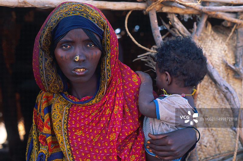 厄立特里亚丹卡利省阿法尔族妇女儿童图片素材
