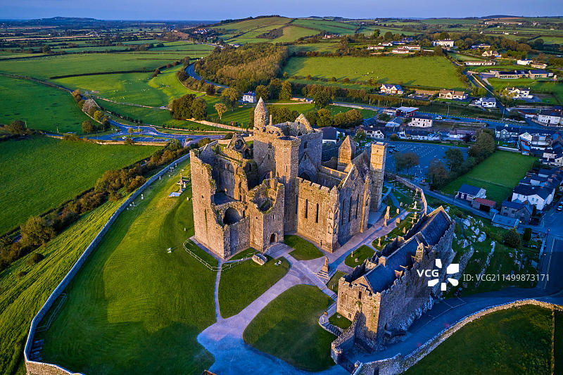 爱尔兰共和国蒂珀雷里郡卡舍尔岩上的废弃修道院图片素材