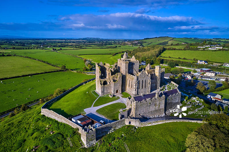 爱尔兰共和国蒂珀雷里郡卡舍尔岩上的废弃修道院图片素材