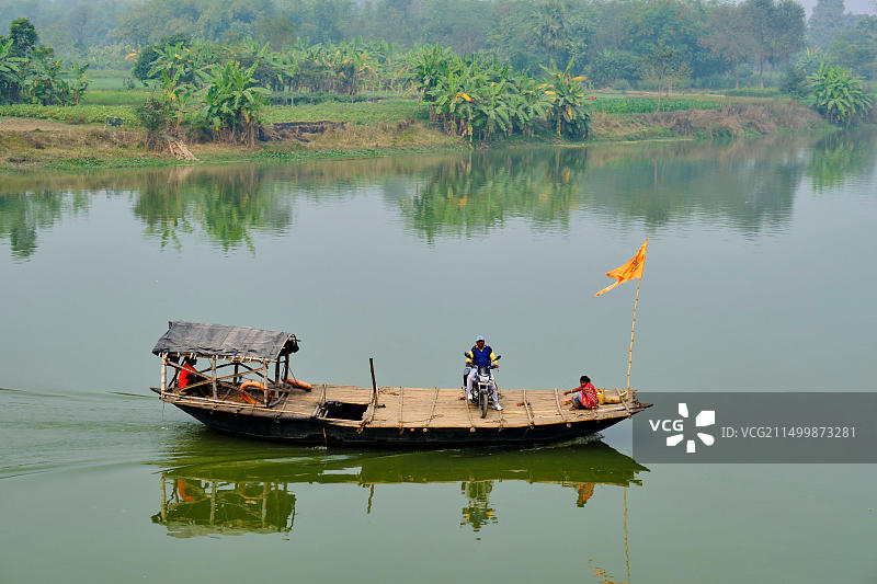 印度西孟加拉邦胡格利河的河流运输图片素材