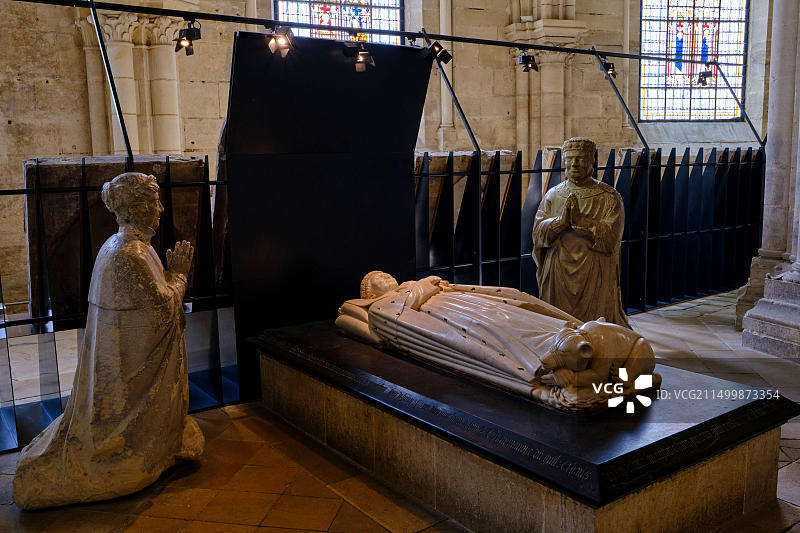 法国布尔日圣艾蒂安大教堂地穴中的贝里公爵雕像图片素材