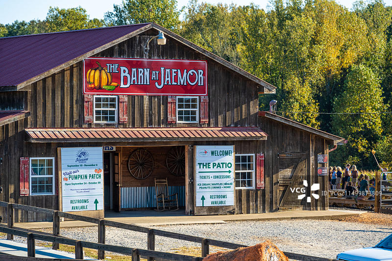 在佐治亚州奥尔托的Jaemor农场，孩子们在谷仓外等待丰收庆祝活动（美国）图片素材