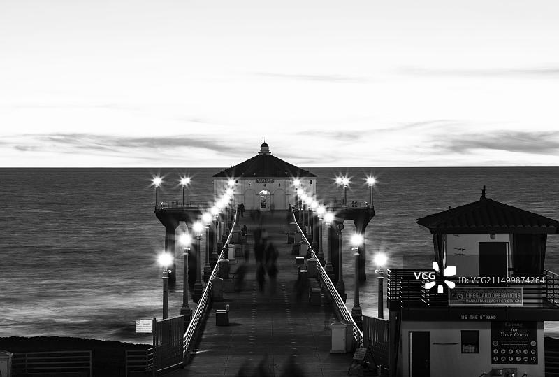 从上方拍摄的加利福尼亚州曼哈顿海滩码头图片素材