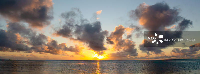 库克群岛艾图塔基泻湖的日落景色图片素材