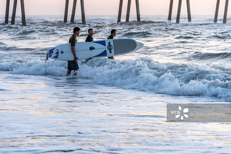 佛罗里达州杰克逊维尔海滩日出冲浪活动图片素材