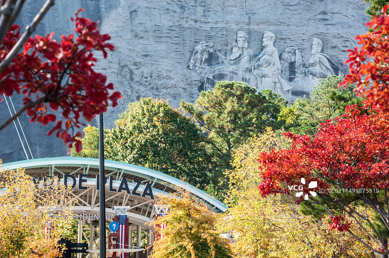 阳光突显了佐治亚州亚特兰大附近石山公园美丽的秋日早晨充满活力的秋色。(美国)图片素材