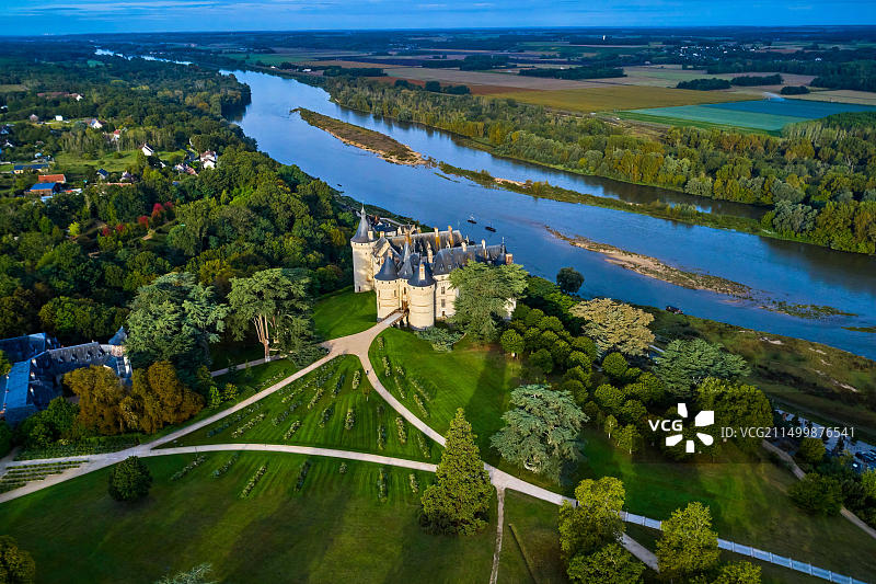 法国卢瓦尔河谷肖蒙城堡航拍图片素材