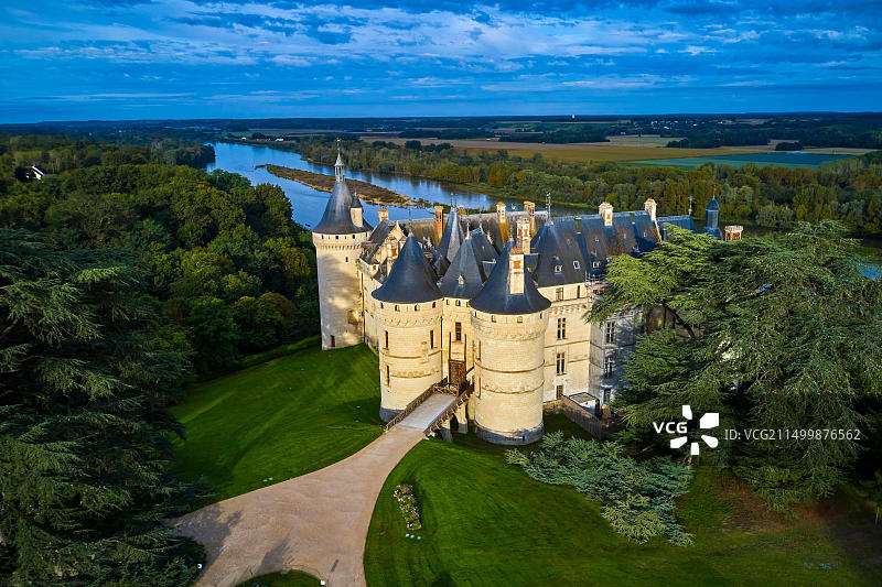 法国卢瓦尔河谷肖蒙城堡航拍图片素材