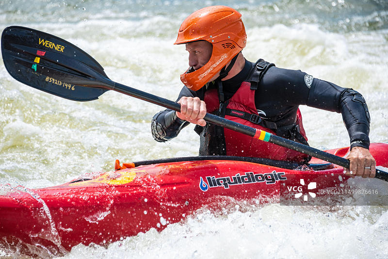 在佐治亚州哥伦布市查塔胡奇河上的自由式白水皮划艇（美国）图片素材