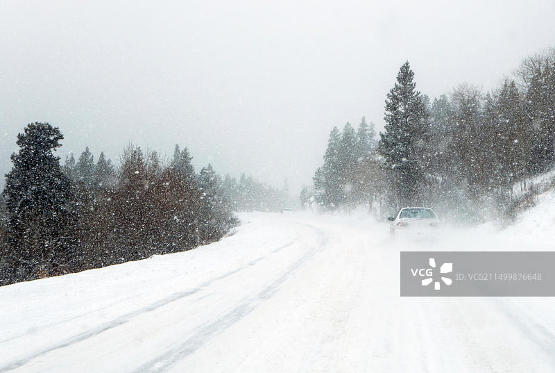 冬季暴风雪中被雪覆盖的道路挡风玻璃视角图片素材