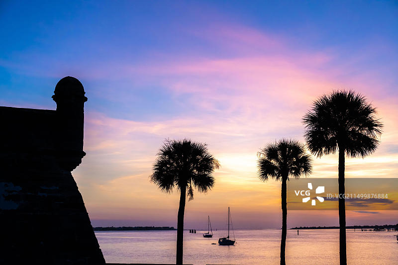 美国佛罗里达州圣奥古斯丁圣马科斯城堡，马坦萨斯湾的日出图片素材