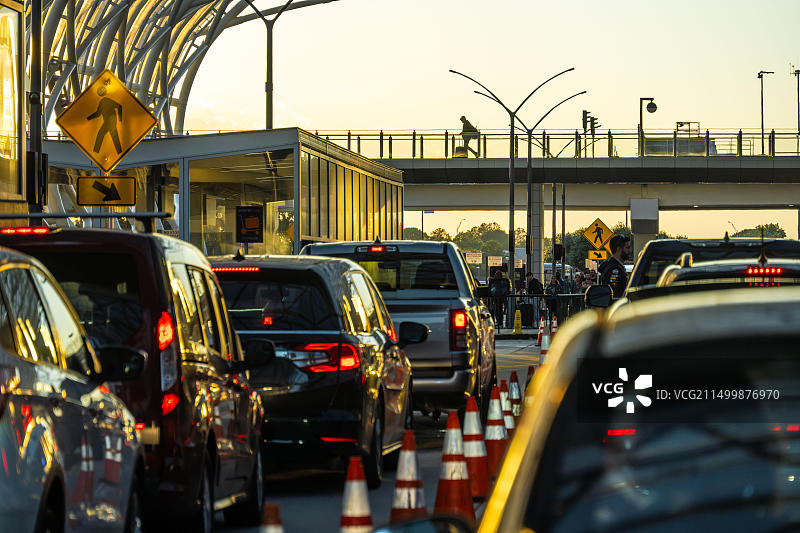 哈茨菲尔德-杰克逊亚特兰大国际机场南航站楼顶棚下的日落时分繁忙的交通（美国）图片素材