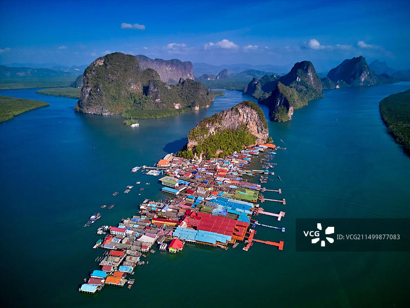 泰国攀牙湾国家公园水上渔村鸟瞰图片素材