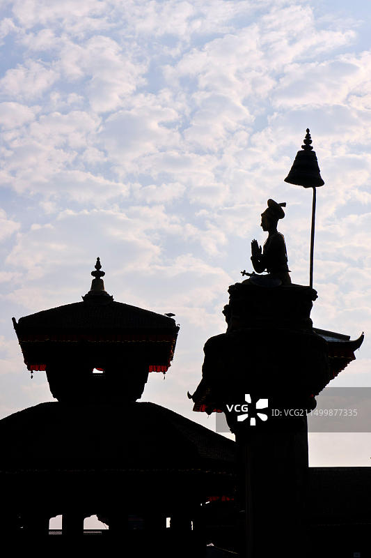 尼泊尔加德满都谷巴克塔普尔杜巴广场的布帕廷德拉·马拉国王雕像图片素材