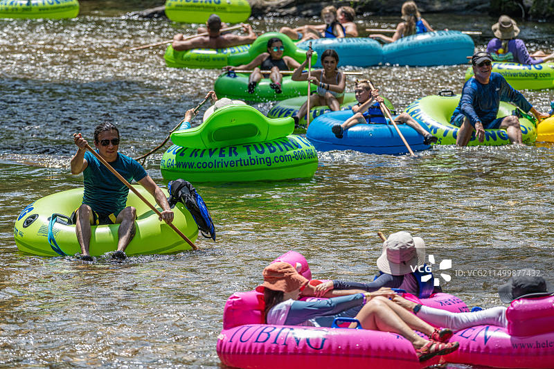 在佐治亚州海伦市的查塔胡奇河上漂流的家庭（美国）图片素材