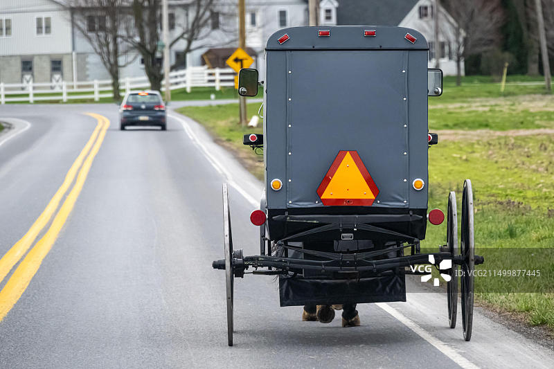 宾夕法尼亚州兰开斯特县的阿米什马拉马车与汽车共享道路（美国）图片素材