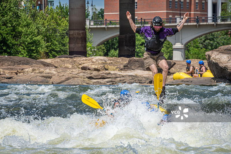 在哥伦布和阿拉巴马州芬尼克斯城之间的查塔胡奇河的急流中，从木筏上发射的白水漂流导游。（美国）图片素材