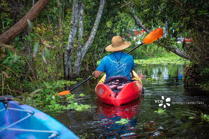 皮划艇爱好者在瓜纳河沿海沼泽水域游览后返回瓜纳前哨站，佛罗里达州蓬特韦德拉海滩图片素材
