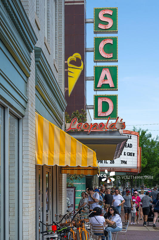 佐治亚州萨凡纳市中心，利奥波德冰淇淋店在萨凡纳艺术与设计学院的受托人剧院下方排起了长队图片素材