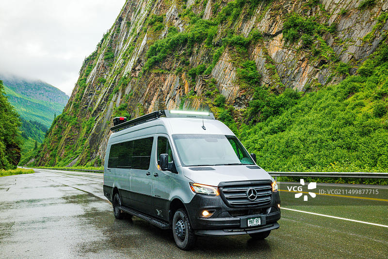 艾尔斯瑞姆州际24X四驱露营车；汤普森山口；理查森公路；美国阿拉斯加州图片素材